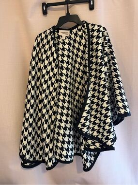 Forever 21 Black & White Houndstooth Poncho Cape